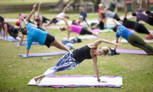 Cours de sport en extérieur, ville, et jardins